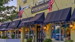 Un hotel con un cartel que dice "HOTEL REHOBOTH".