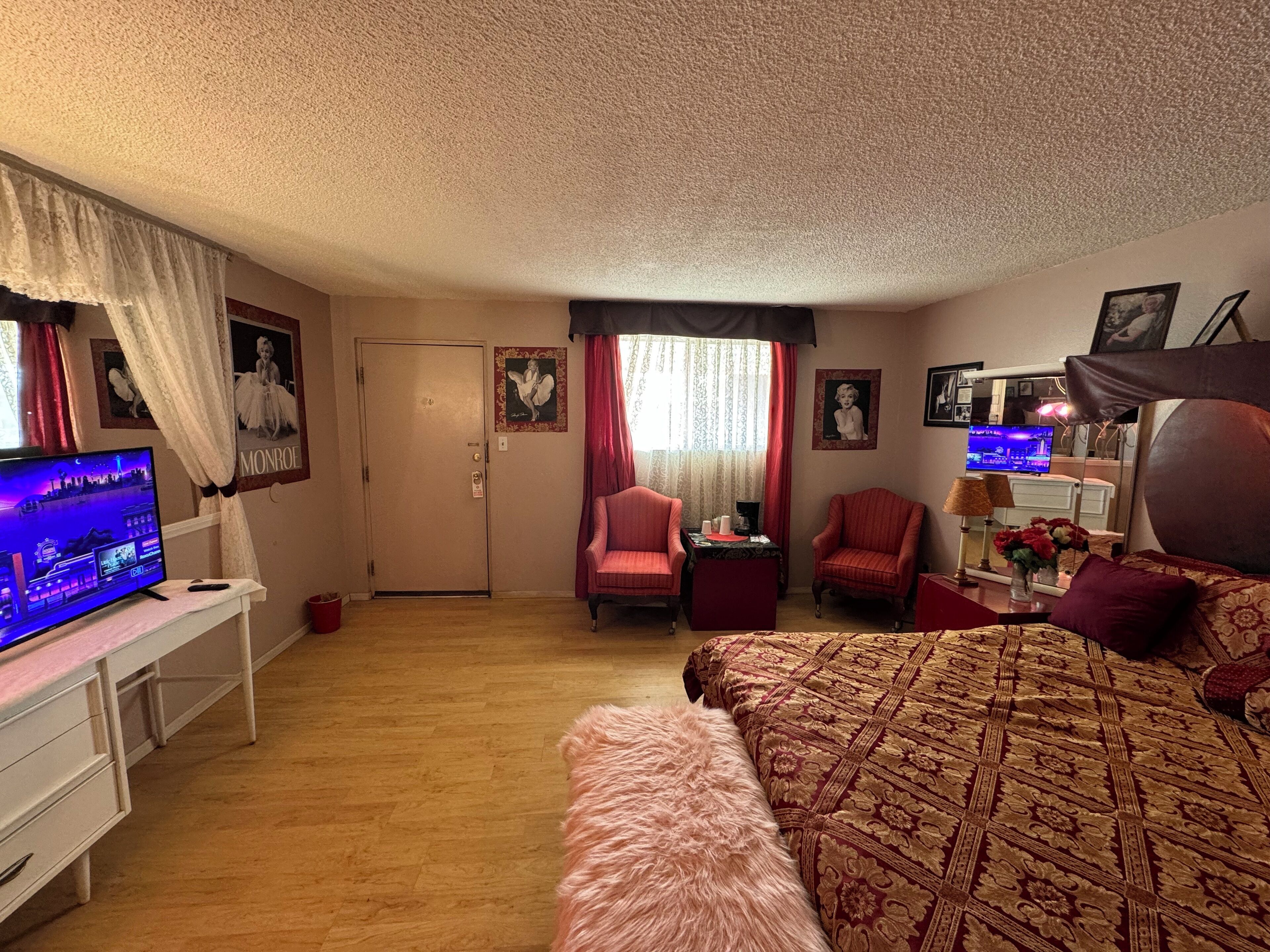 Mobiliario individual, tabla de planchar con plancha, wifi gratis