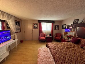 Mobiliari individual, planxa i posts de planxar i wifi gratuïta 