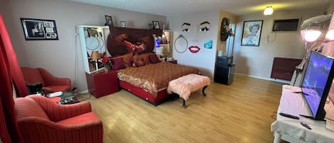 Individually furnished, iron/ironing board, free WiFi, bed sheets