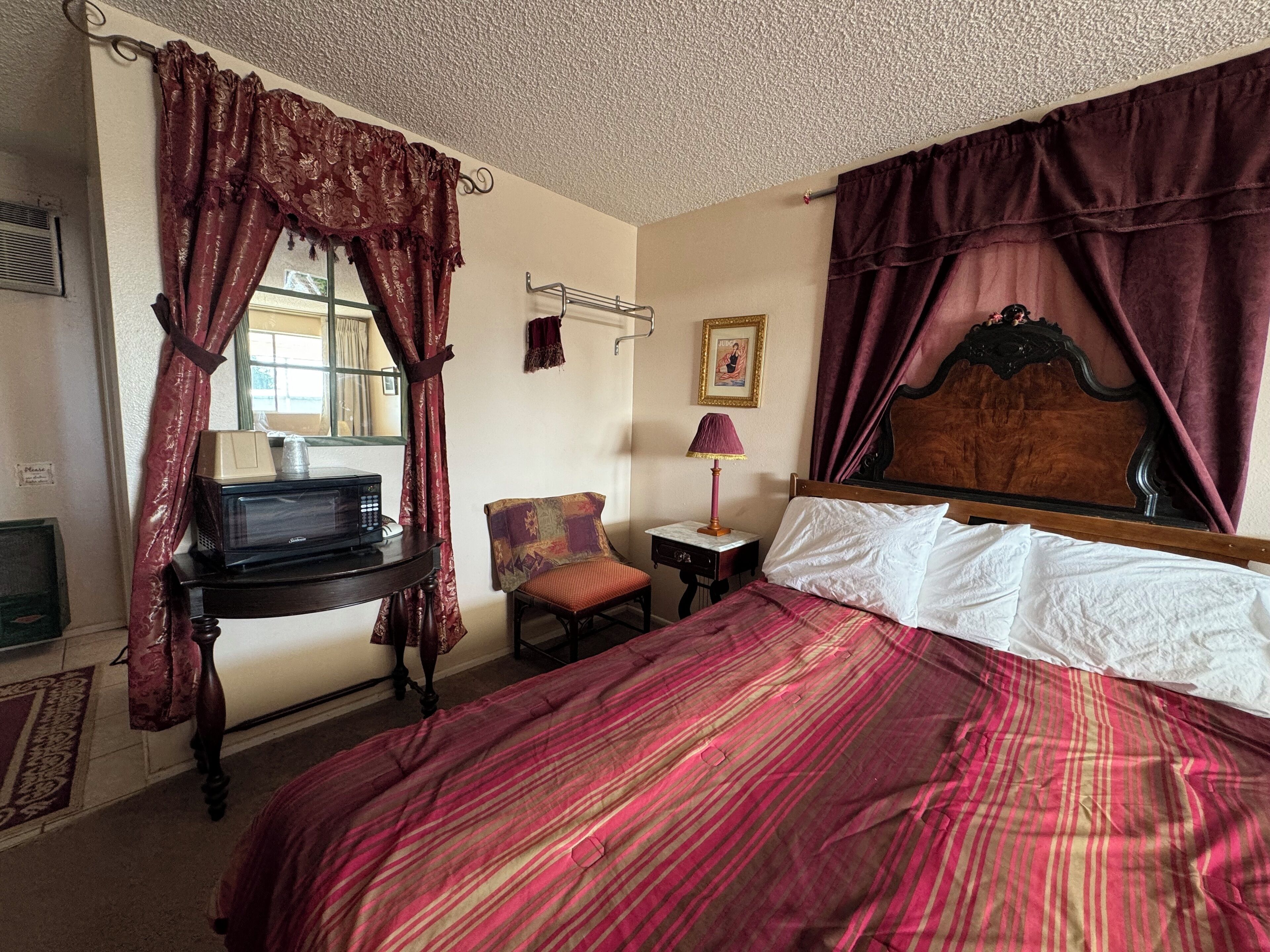 Individually furnished, iron/ironing board, free WiFi, bed sheets