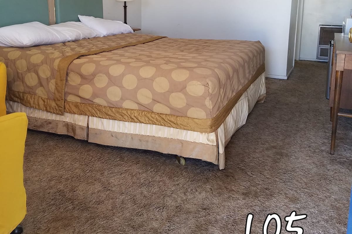 Basic Room, 1 King Bed | Individually furnished, iron/ironing board, free WiFi, bed sheets