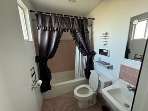 Shower, free toiletries, hair dryer, towels - Stagecoach 66 Motel by Capital O (Seligman)