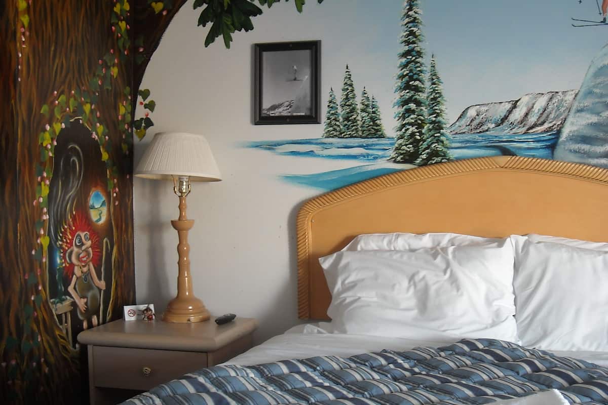 Design Room, 1 Queen Bed | Individually furnished, iron/ironing board, free WiFi, bed sheets