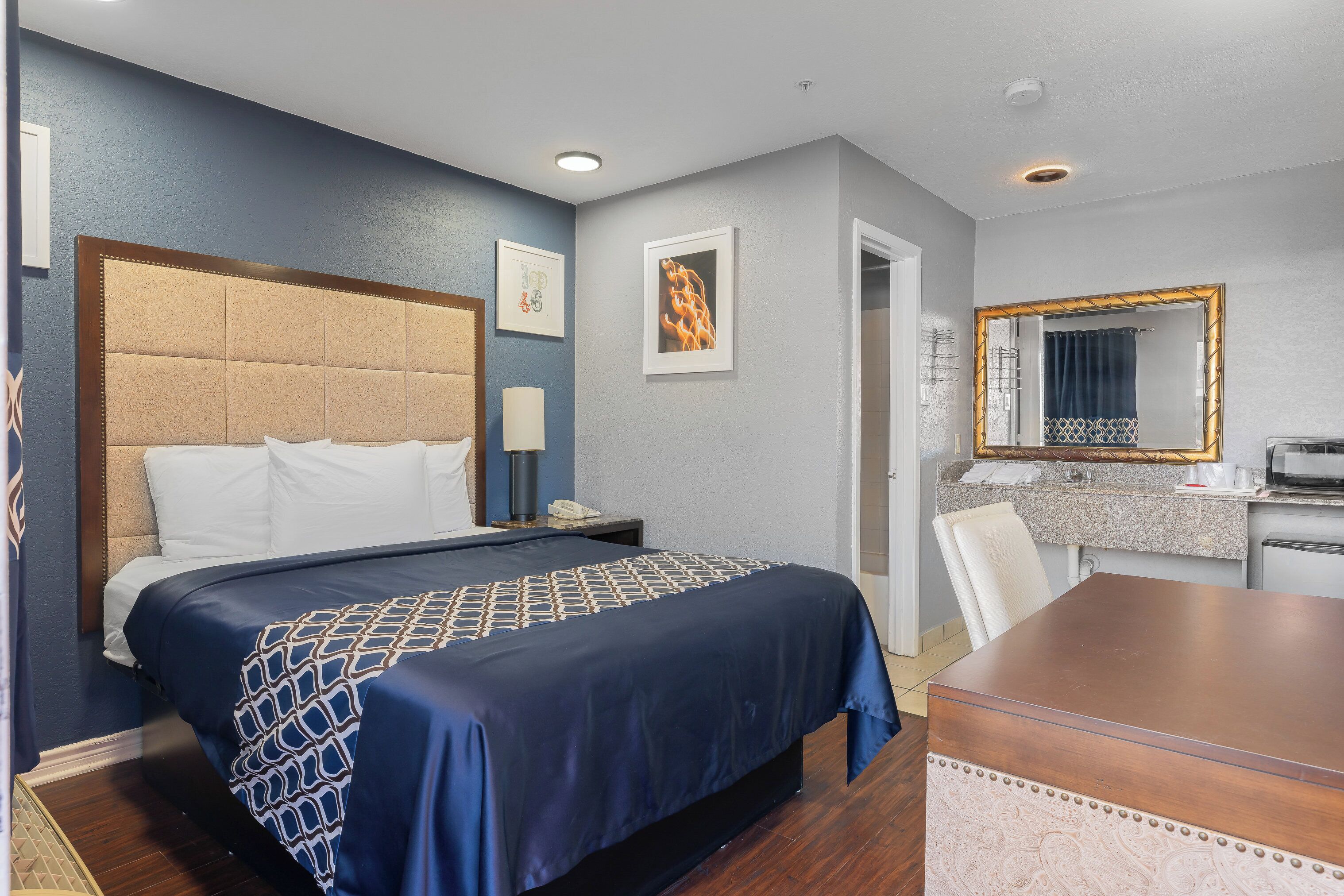 Room, 1 King Bed, Non Smoking | Desk, free WiFi