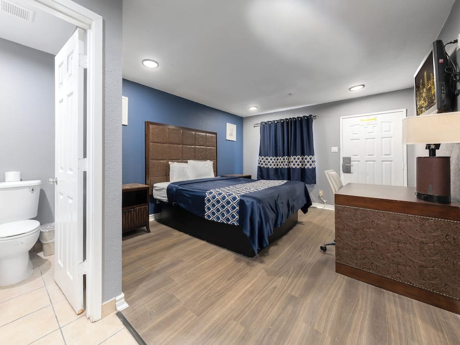 Room, 1 King Bed, Non Smoking | Bathroom | Free toiletries, towels