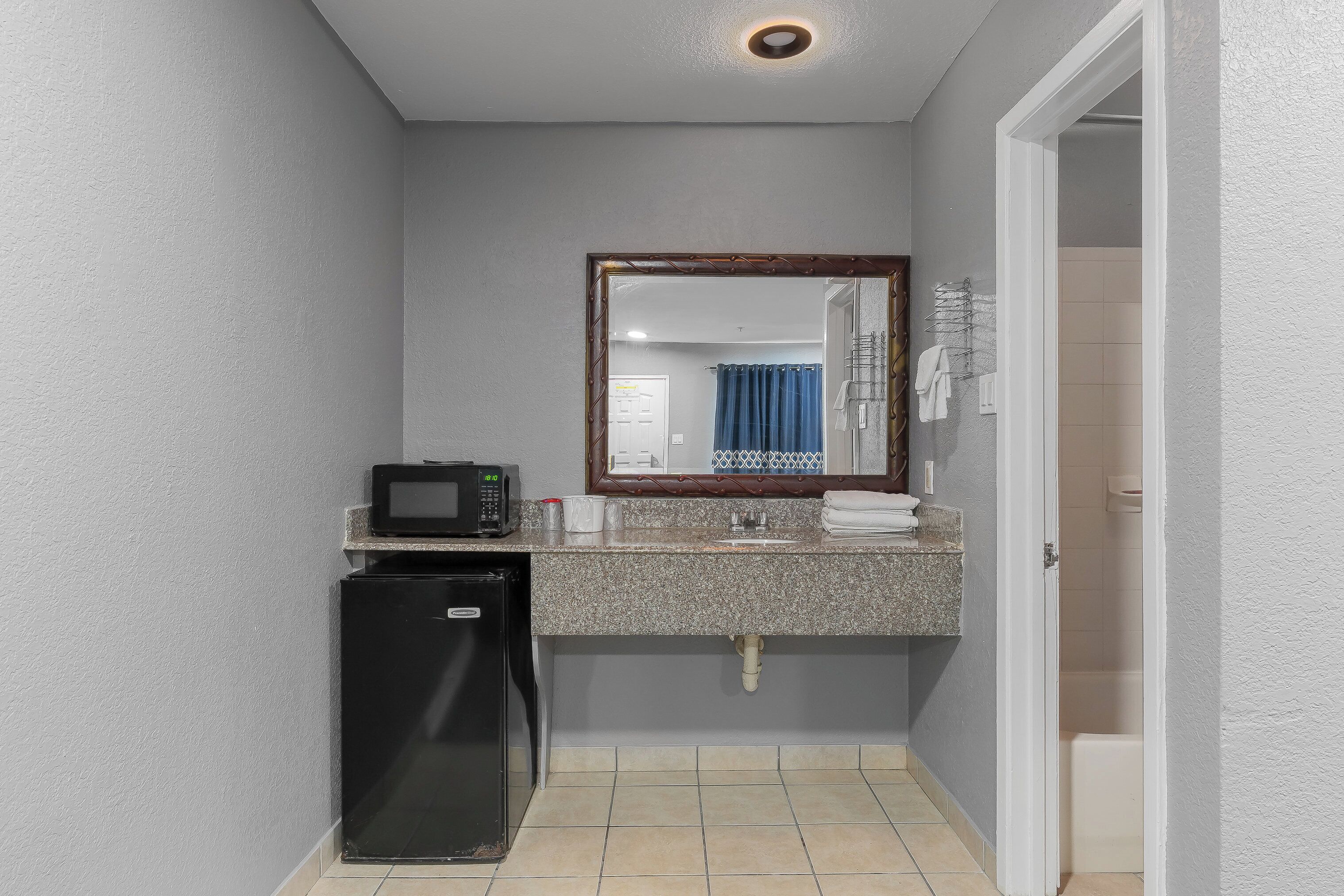 Room, 1 King Bed, Non Smoking | Desk, free WiFi