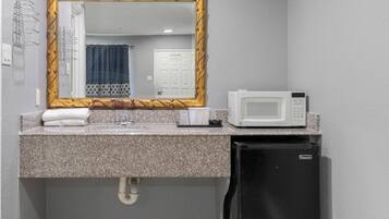 Room, 1 Queen Bed, Non Smoking | Bathroom