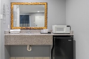 Bathroom - Golden Inn Dallas by Hotel O (Dallas)