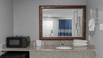 Room, 1 King Bed, Non Smoking | Bathroom | Free toiletries, towels