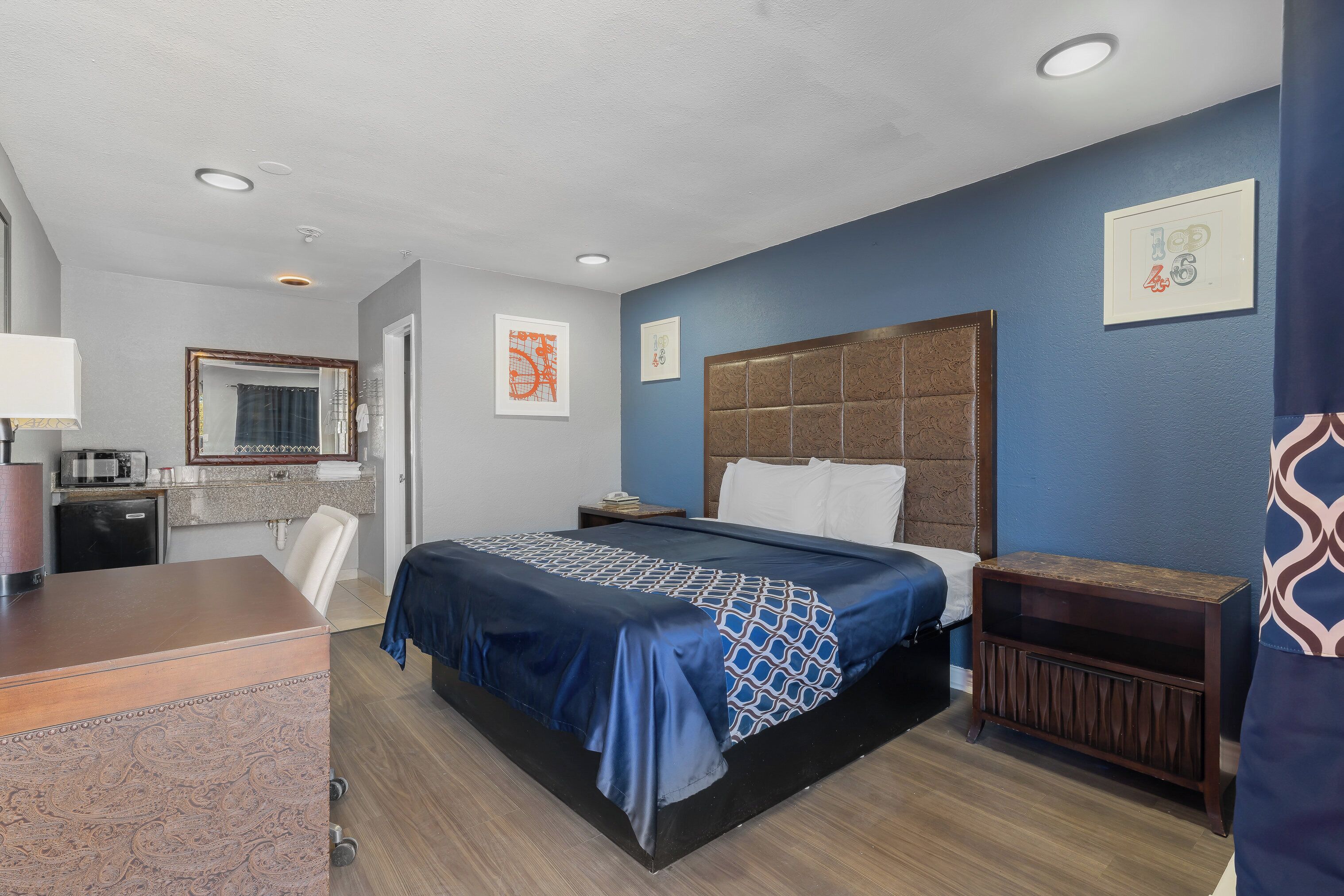 Chambre, 1 très grand lit, non-fumeur | Bureau, accès au Wi-Fi (inclus)