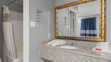 Room, 1 Queen Bed, Non Smoking | Bathroom | Free toiletries, towels