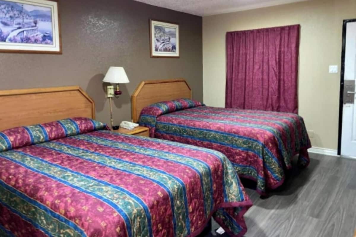 Kamar, 2 Tempat Tidur Queen, Bebas Asap Rokok | Meja kerja dan Wi-Fi gratis