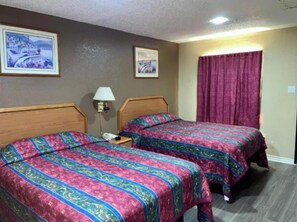 Chambre, 2 grands lits, non-fumeur | Bureau, accès au Wi-Fi (inclus)