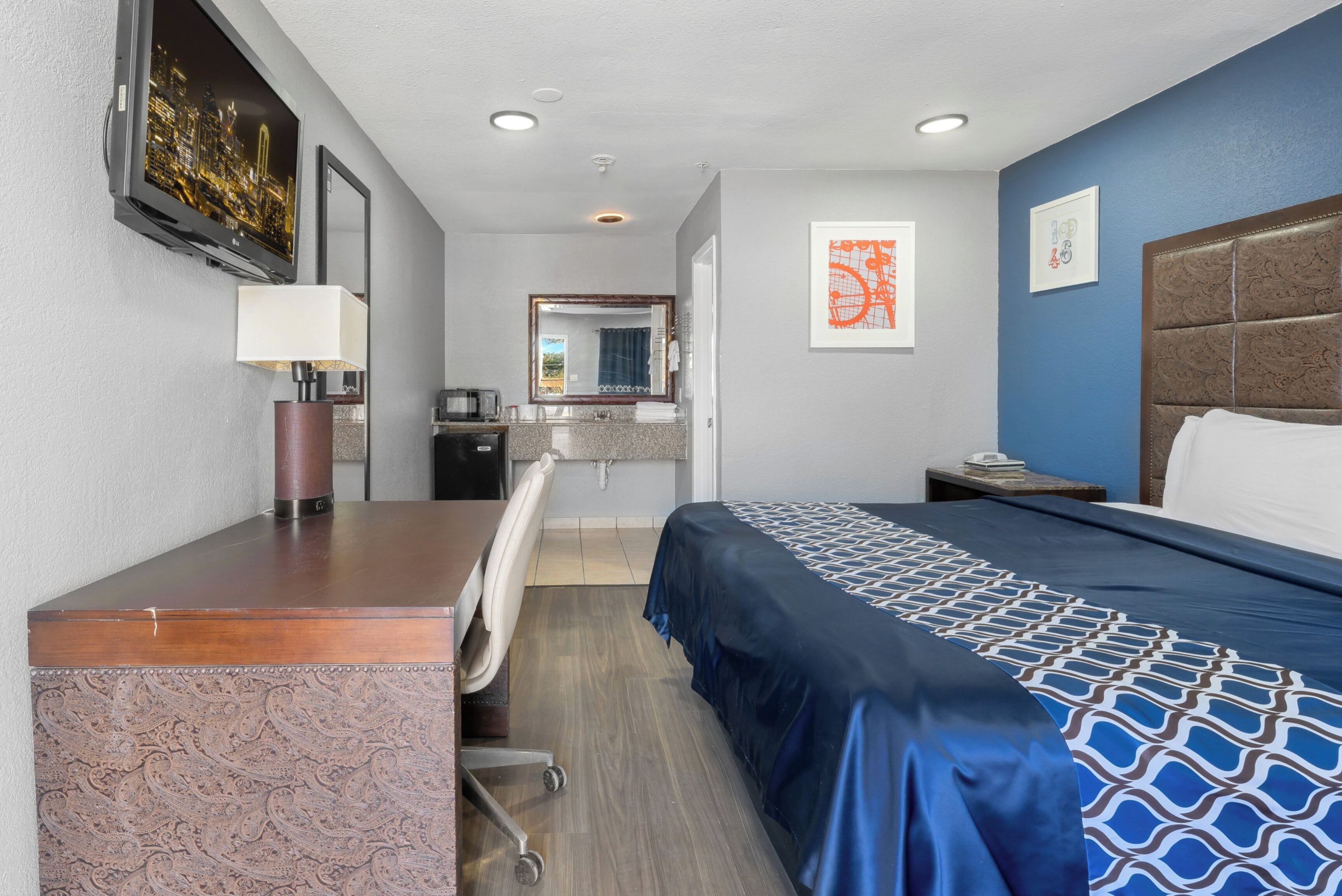 Room, 1 King Bed, Non Smoking | Desk, free WiFi