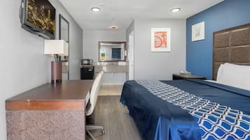 Room, 1 King Bed, Non Smoking | Desk, free WiFi