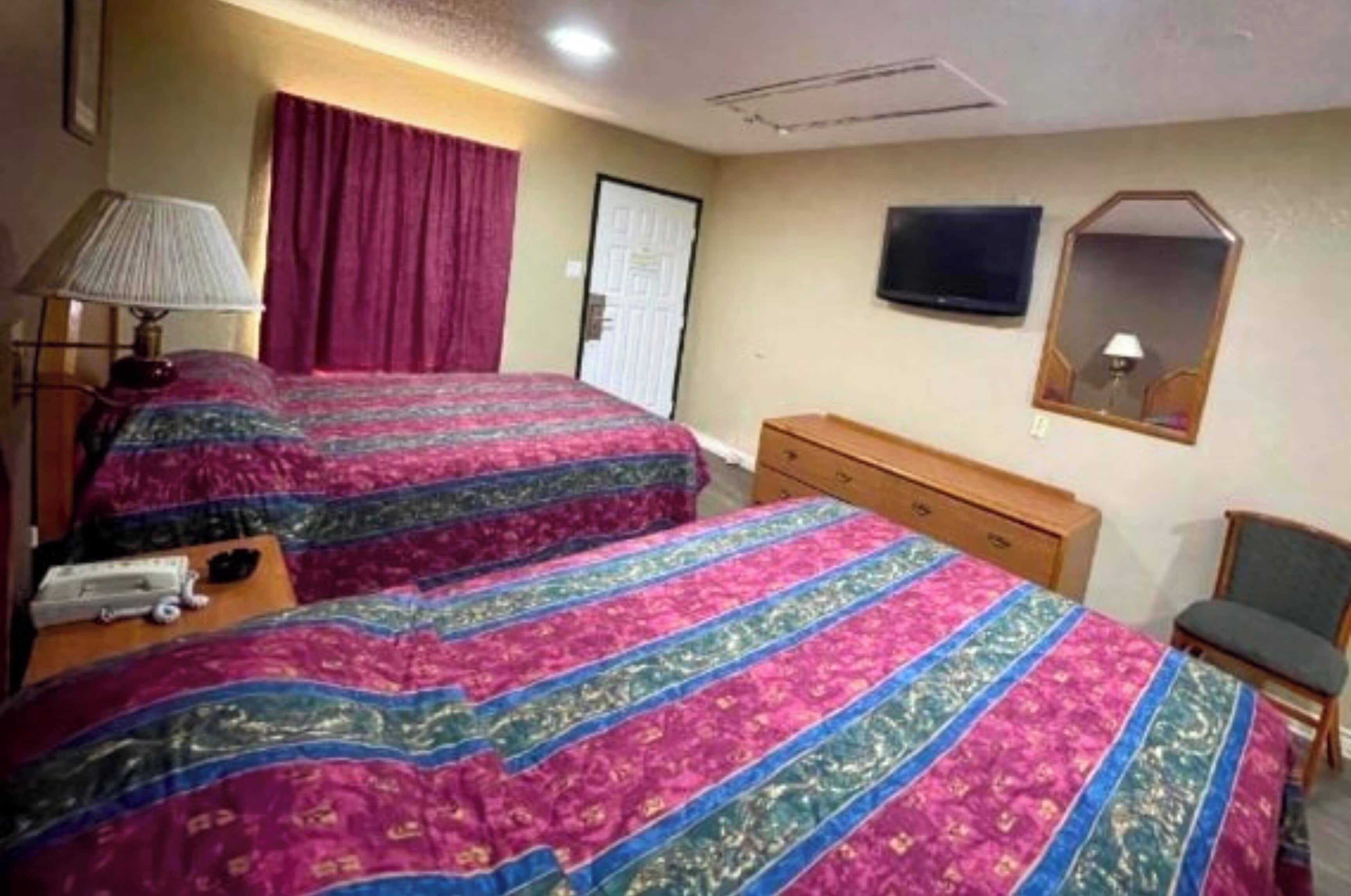 Quarto, 2 camas Queen, para não fumantes | Escrivaninha, Wi-Fi de cortesia