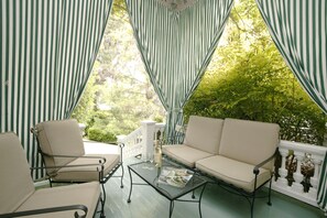 Deluxe kamer, 1 queensize bed, uitzicht op tuin | Terras