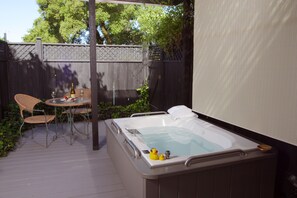 Junior Suite, 1 Queen Bed | Bathroom | Free toiletries, towels