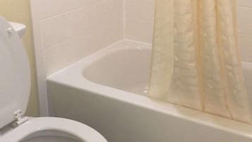 Duş/küvet kombinasyonu, derin küvet, ücretsiz banyo/kozmetik ürünleri