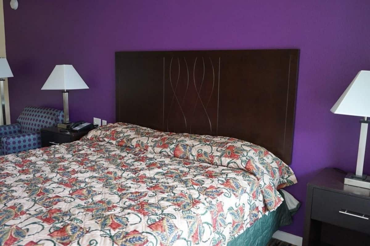 Escritorio y ropa de cama