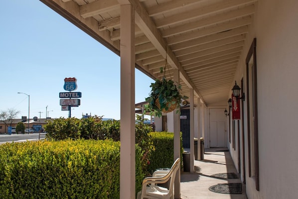 Een motel met een overdekte veranda, een bord met Historic Route 66 en een bord dat een brandblusser aangeeft.