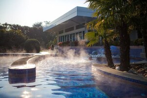 Una piscina techada, una piscina al aire libre