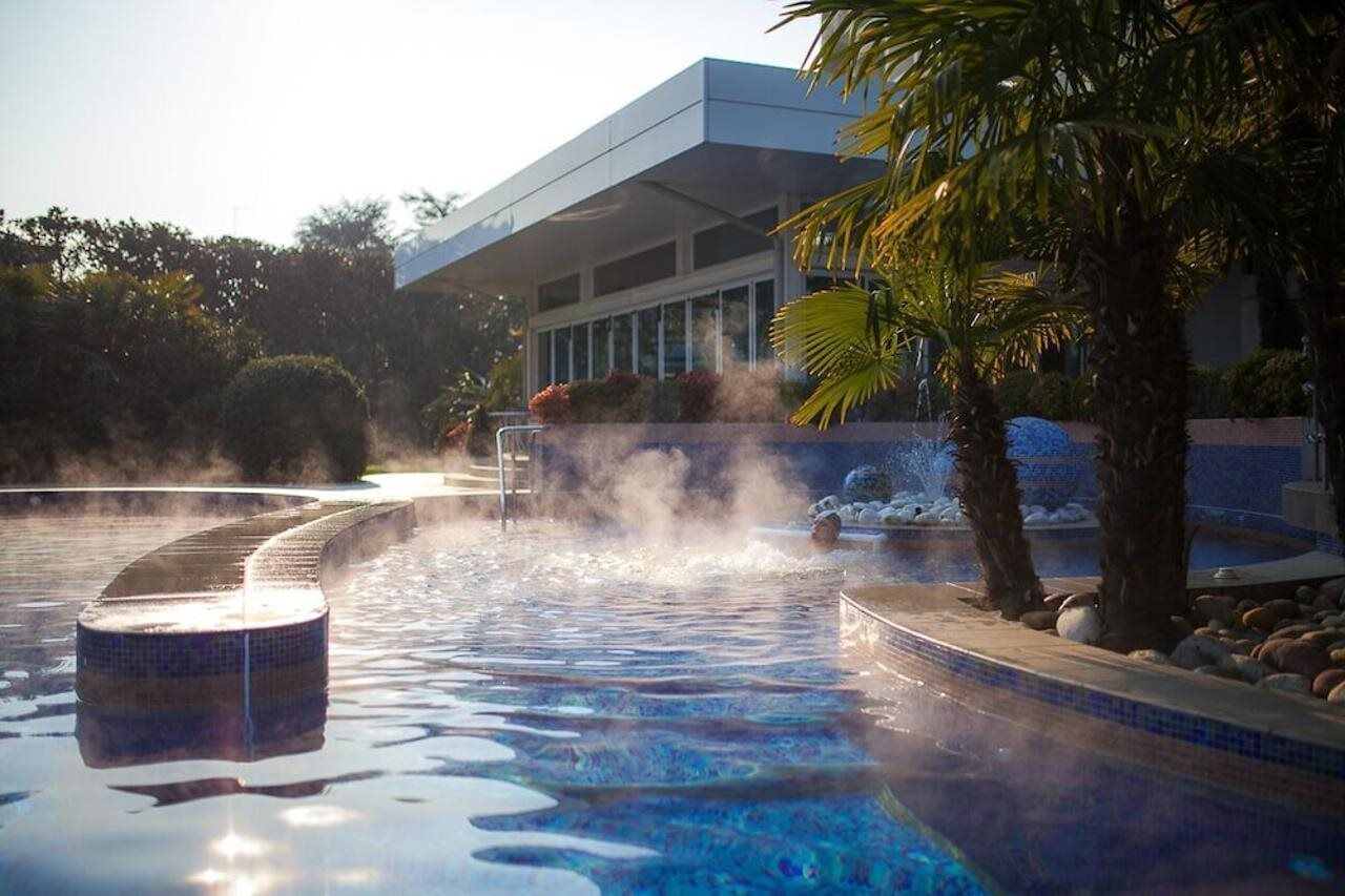 Una piscina cubierta, una piscina al aire libre