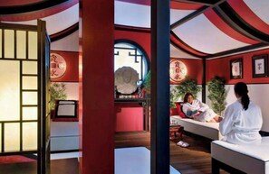 A traditional Japanese room with tatami flooring, a low wooden table, and a sliding door. - Grand Hotel Terme (MONTEGROTTO TERME)
