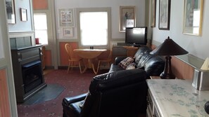 Cottage Deluxe | Coin séjour | Télévision à écran plat de 45 pouces avec chaînes par satellite