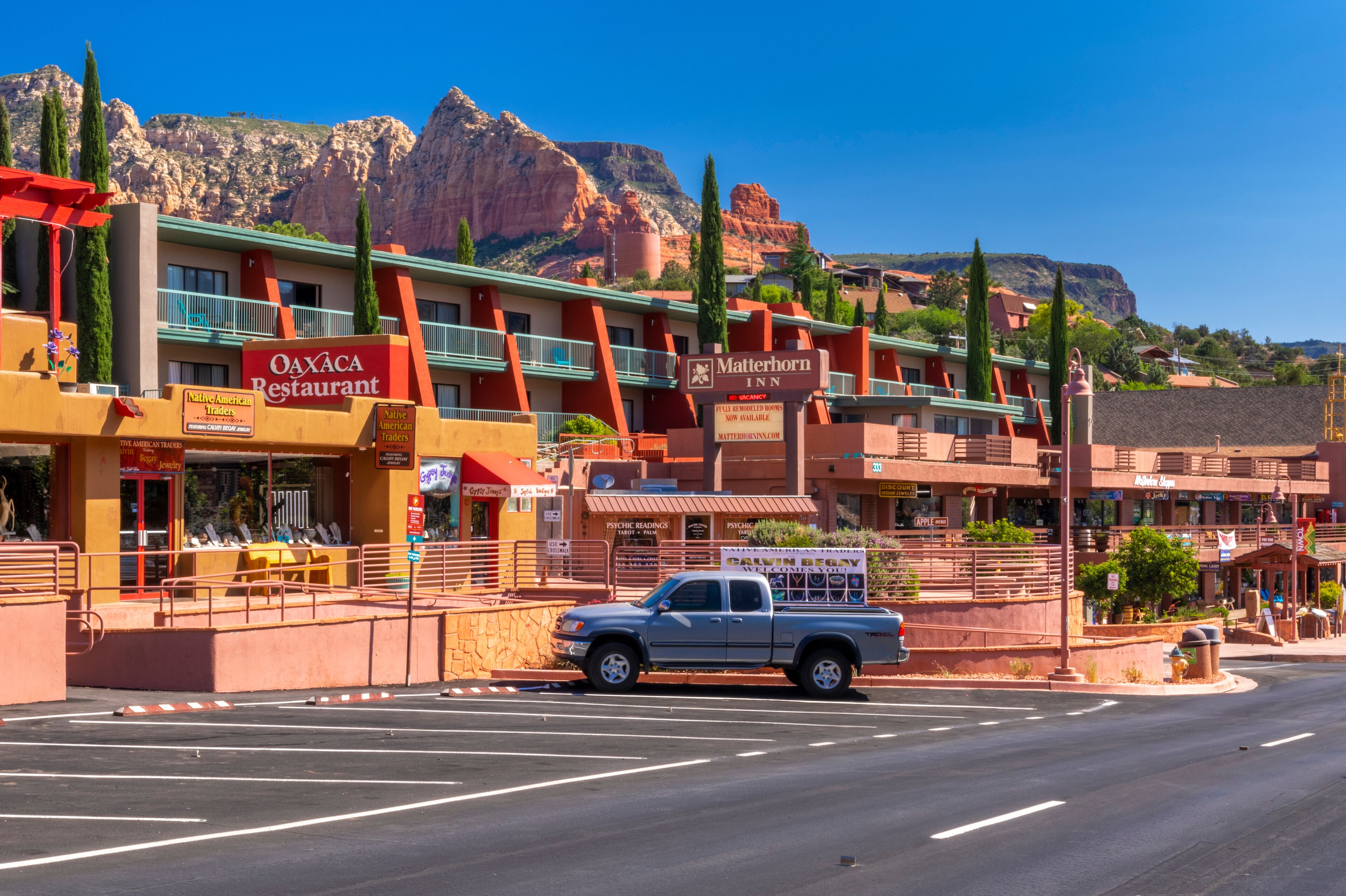 Un hotel con restaurante, un motel y una farmacia.