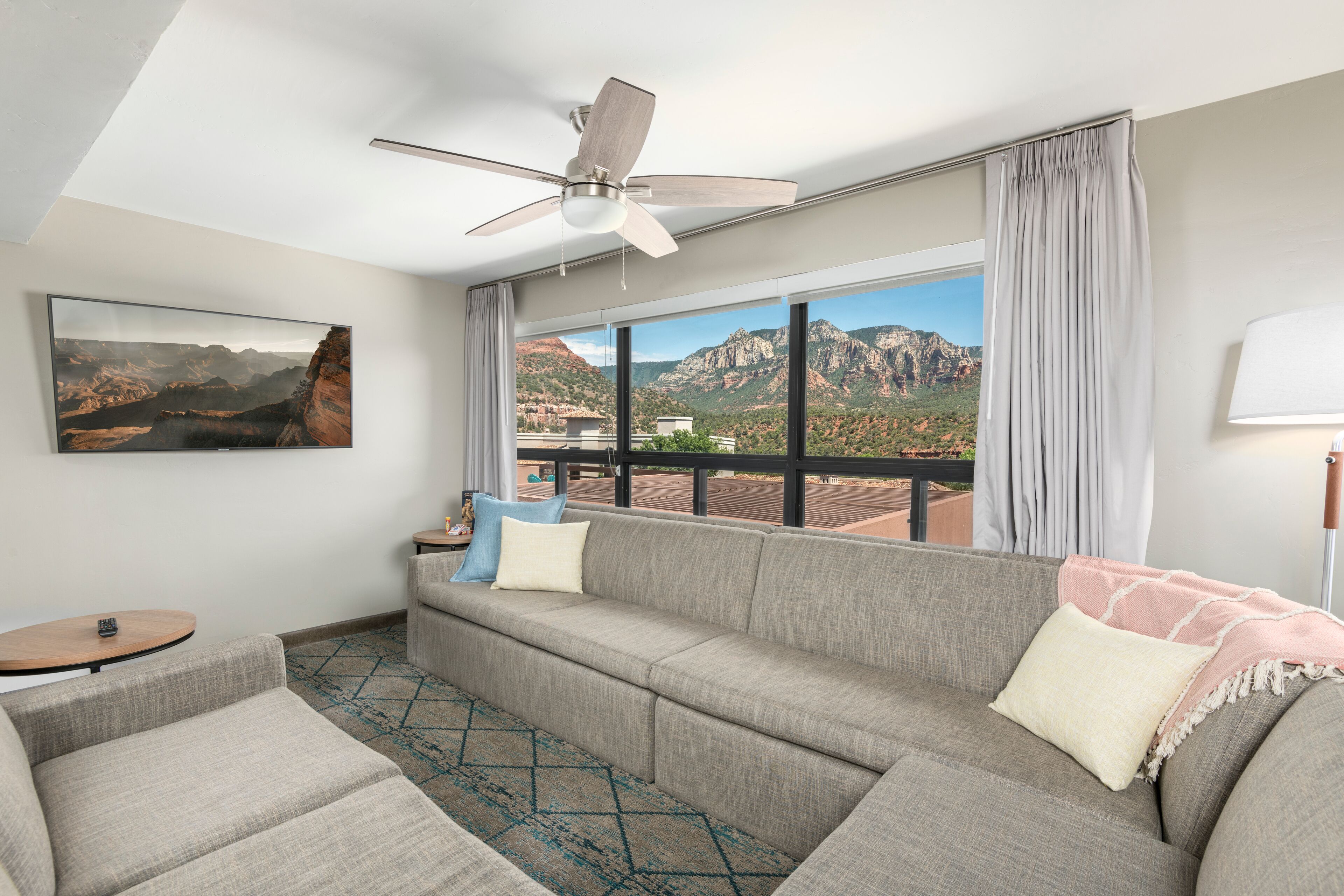 superior suite, 2 bedrooms, kitchen, mountain view | living area