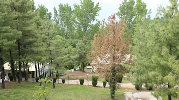 Suite Club, 1 letto king, fumatori, vista collina | Vista giardino