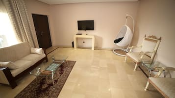 Phòng Suite Club, 1 giường cỡ king, hút thuốc, quang cảnh đồi núi | Khu phòng khách | TV LCD 43-inch có truyền hình vệ tinh, TV