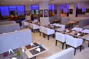S'hi serveixen esmorzars, dinars i plats de cuina local i internacional