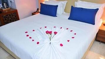 Classic Double Room | Minibar, in-room safe, desk, blackout drapes