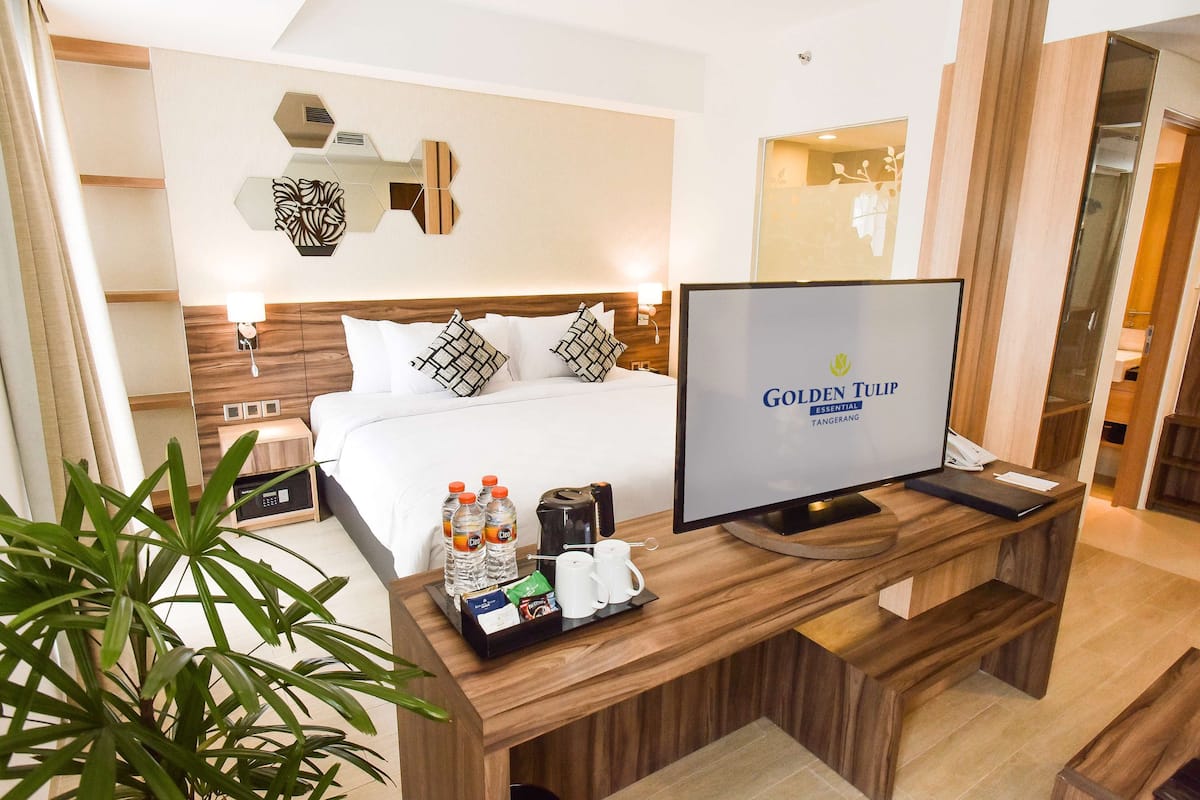 Junior Suite, 1 King Bed, Balcony | Minibar, in-room safe, desk, laptop workspace