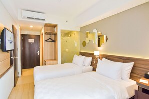 Minibar, in-room safe, desk, laptop workspace - Golden Tulip Essential Tangerang (Tangerang)