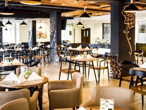 Breakfast, lunch, dinner served; international cuisine  - Golden Tulip Essential Tangerang (Tangerang)