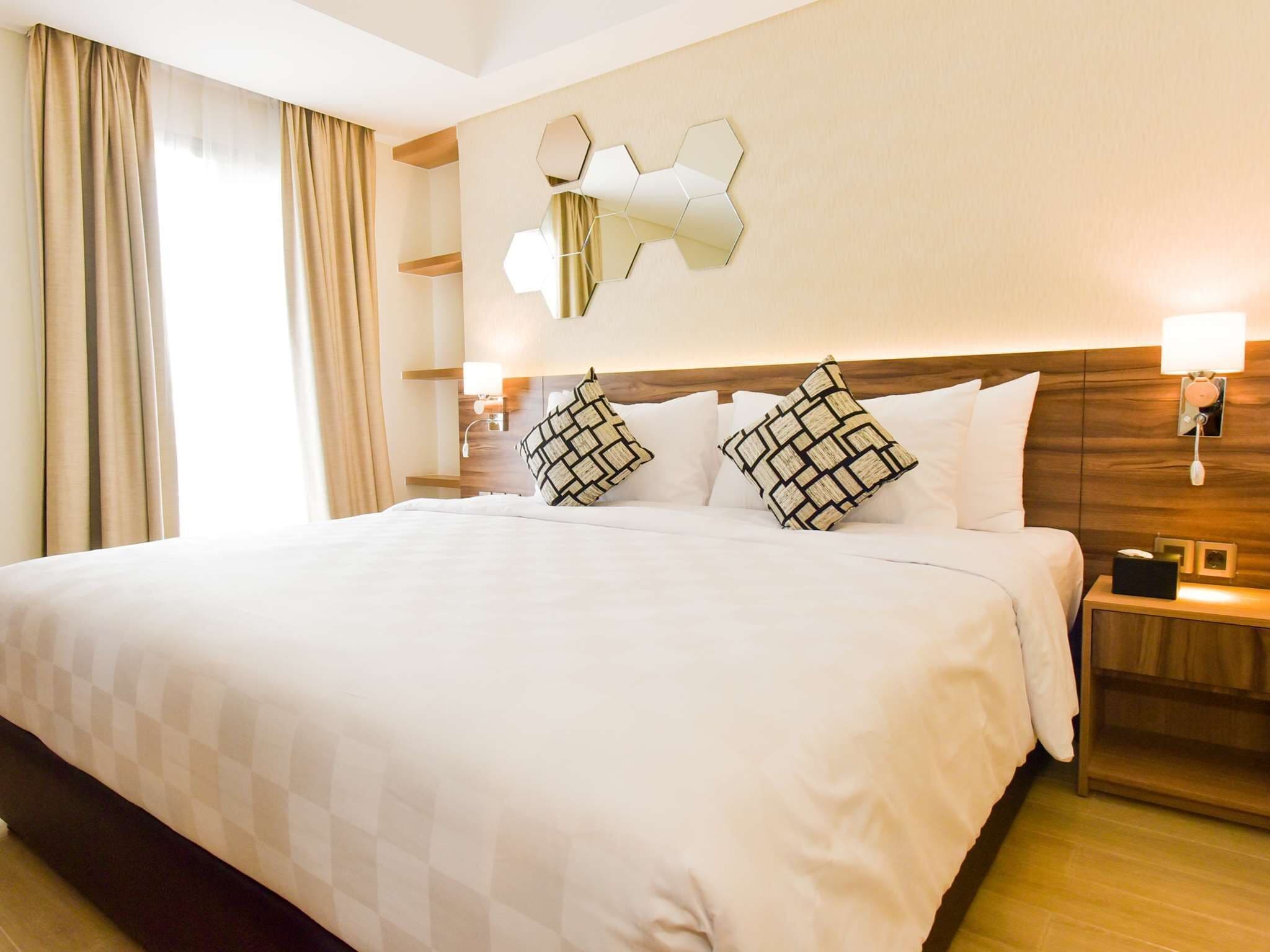 Superior-huone, 1 keskisuuri parisänky, parveke (Queen) | Minibaari, tallelokero huoneessa, työpöytä