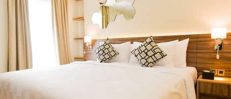 Superior-huone, 1 keskisuuri parisänky, parveke (Queen) | Minibaari, tallelokero huoneessa, työpöytä