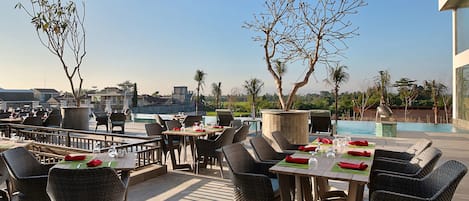 Breakfast, lunch and dinner served