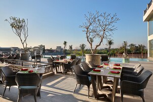 供应早餐、午餐和晚餐