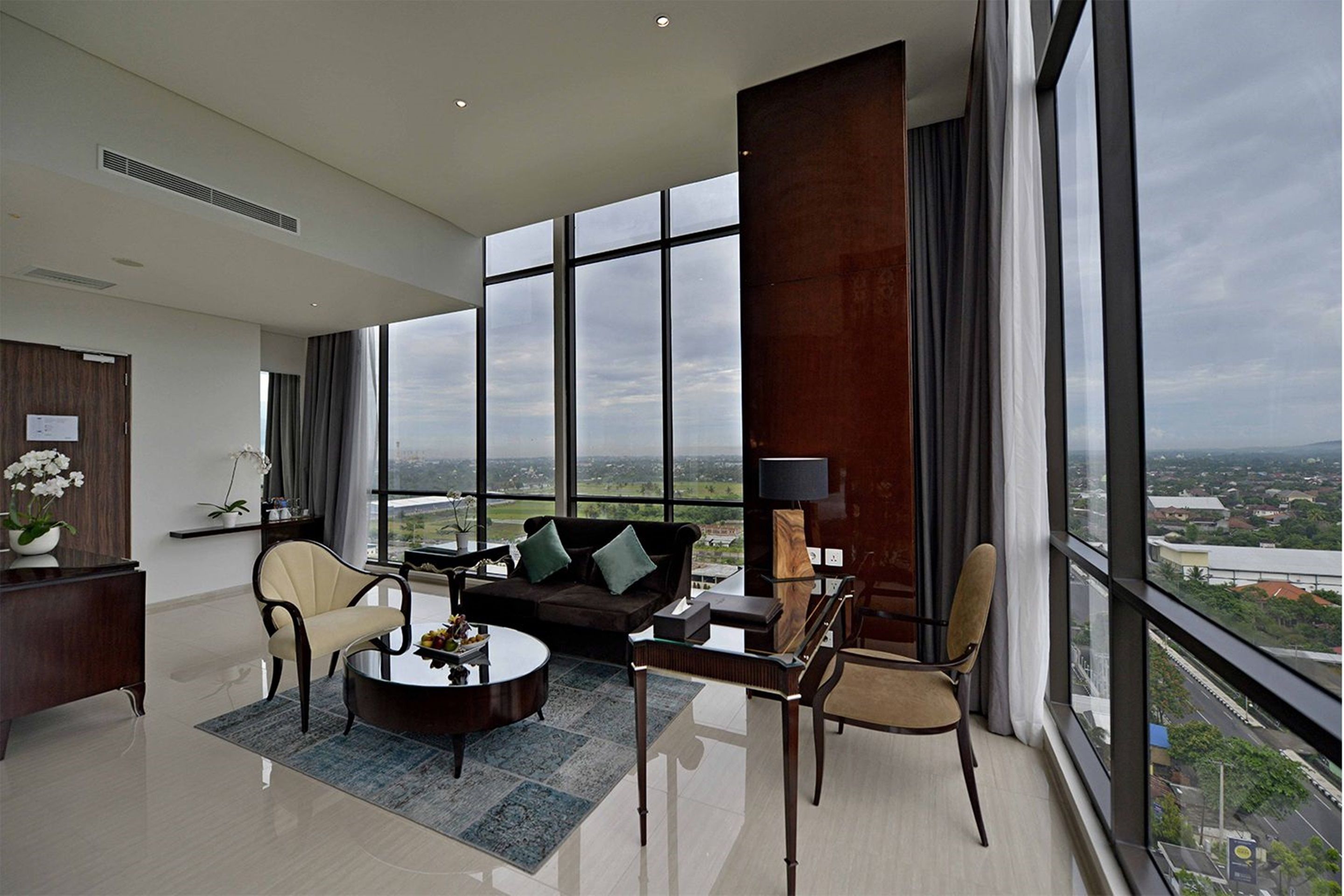 executive suite | minibar, in-room safe, desk, laptop workspace