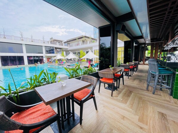 Bar en bord de piscine