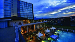 Un hôtel doté d’une piscine sur le toit, d’un espace extérieur aménagé et offrant une vue sur les montagnes.