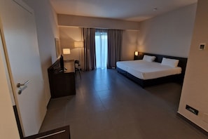 Quarto standard, 1 cama King, sacada | Roupas de cama premium, cofres nos quartos, escrivaninha