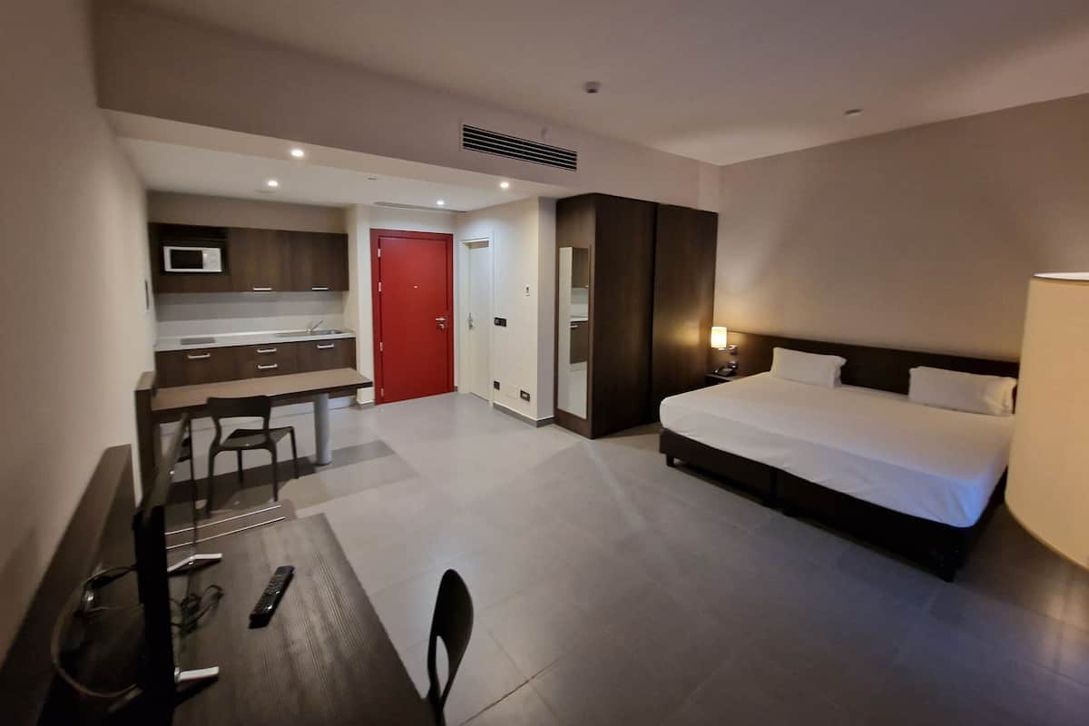 Executive Room, 1 King Bed, Balcony | Premium bedding, in-room safe, desk, soundproofing