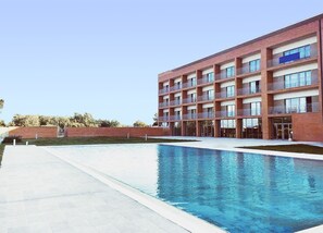Outdoor pool, sun loungers - Inn Naples Airport (Gricignano d'Aversa)