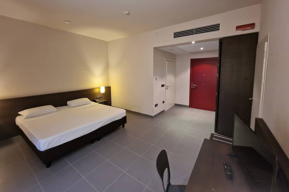 Standard Room, 1 King Bed, Balcony | Premium bedding, in-room safe, desk, soundproofing
